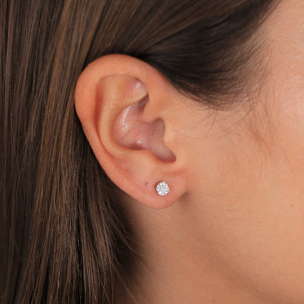 Pendientes de oro blanco de 18k con diamantes con engaste invisible