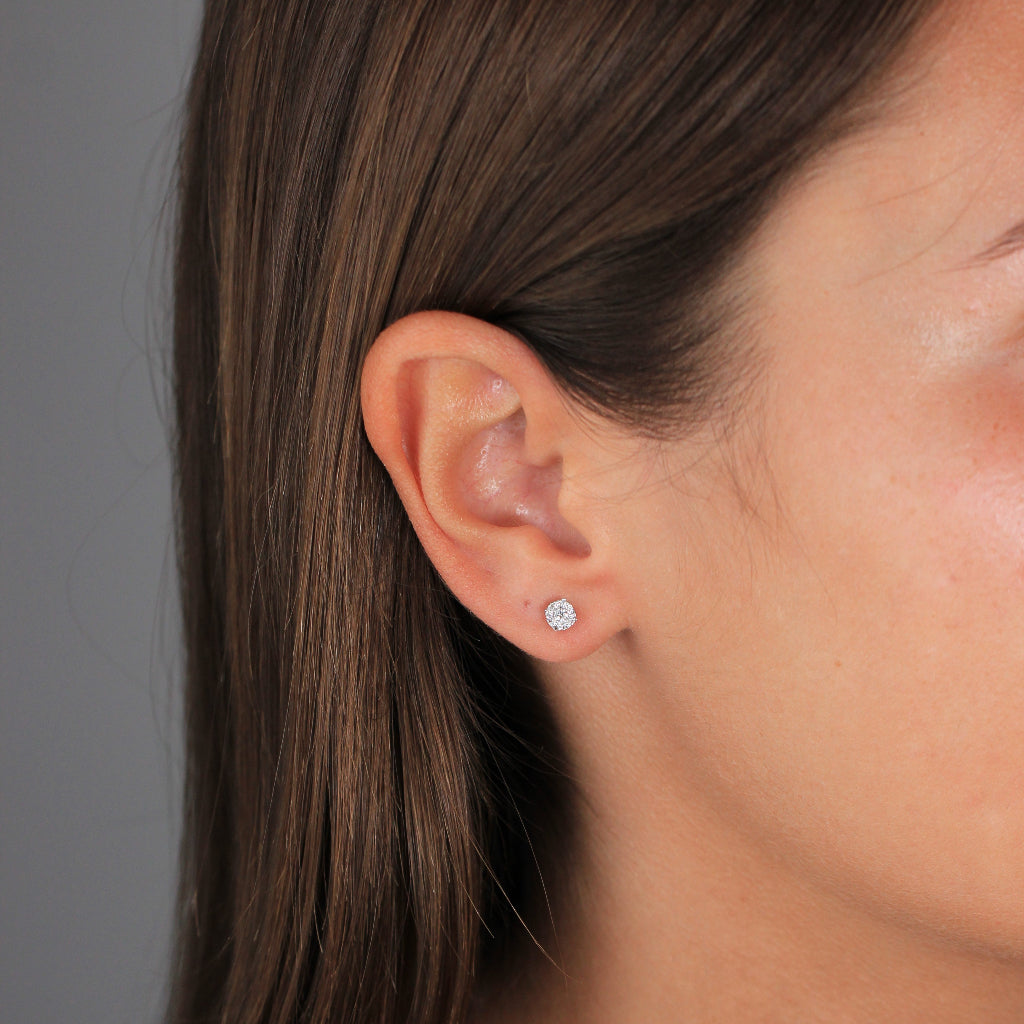 Pendientes de oro blanco de 18k con diamantes en engaste invisible