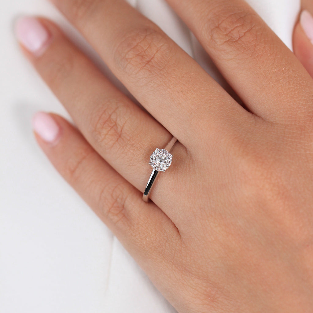 Sortija realizada en oro blanco de 18 quilates con diamantes. Joyería Pamplona