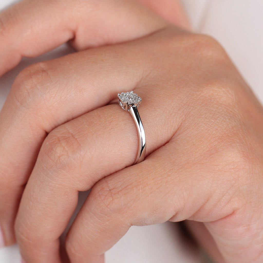 Sortija realizada en oro blanco de 18 quilates con diamantes. Joyería Pamplona