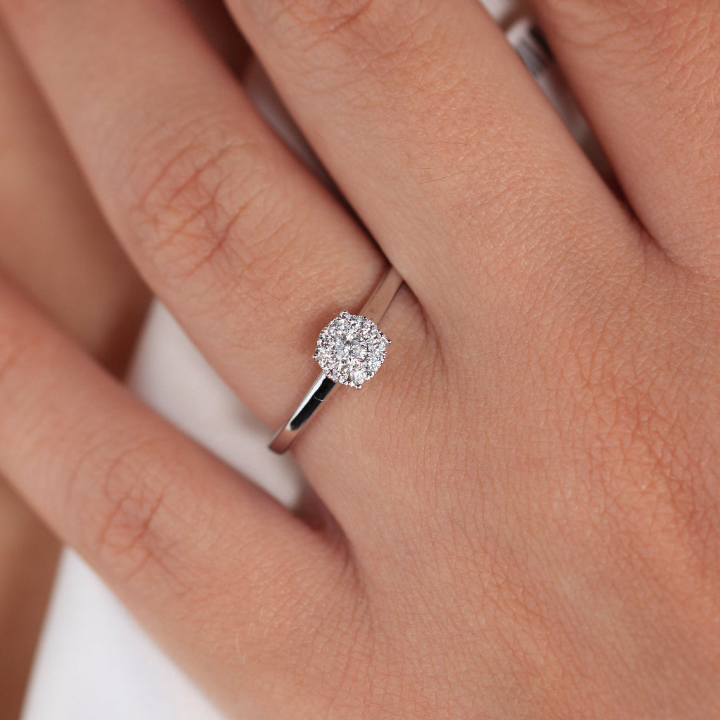 Sortija realizada en oro blanco de 18 quilates con diamantes. Joyería Pamplona