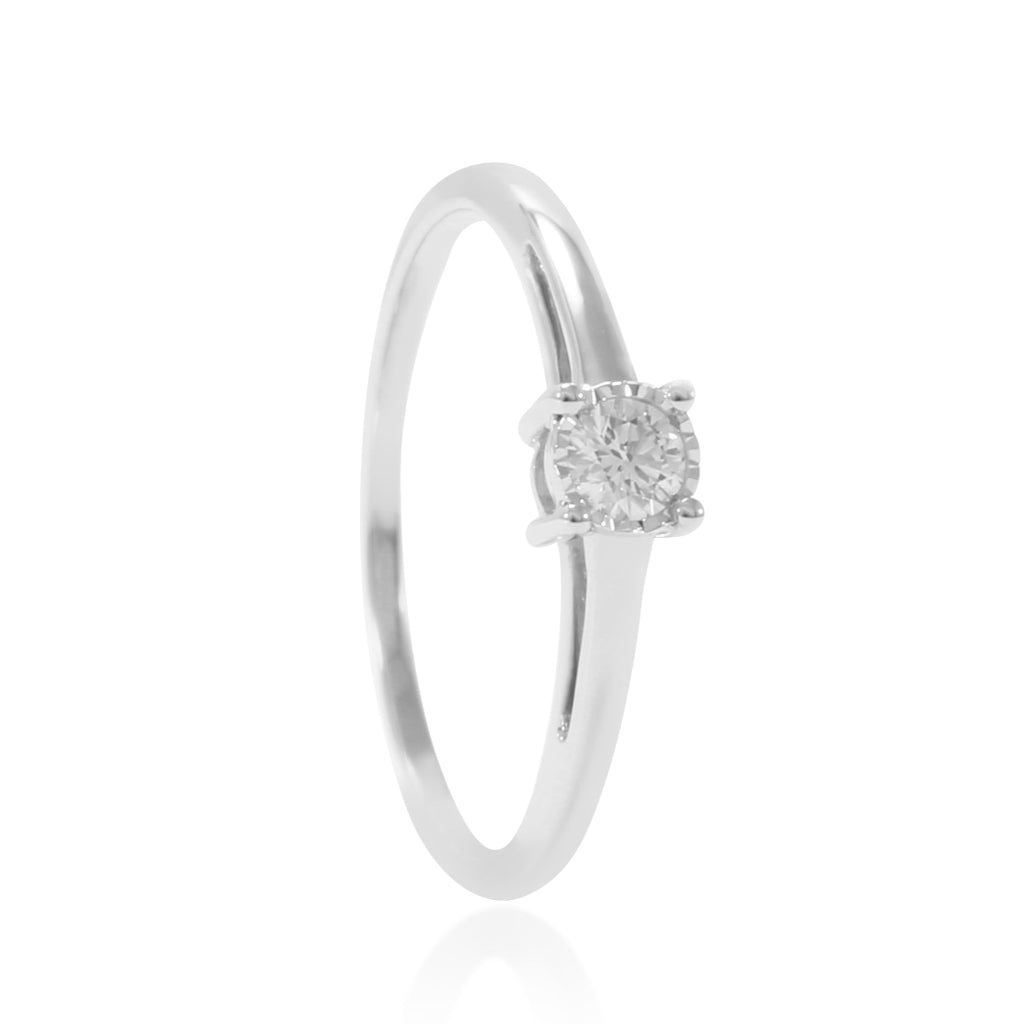 Sortija de oro blanco de 18 quilates con un diamante central talla brillante engastado en cuatro garras. Joyería Pamplona