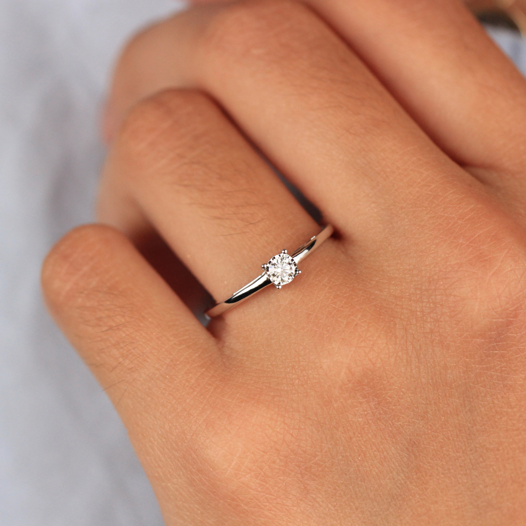 Oro blanco con diamante 