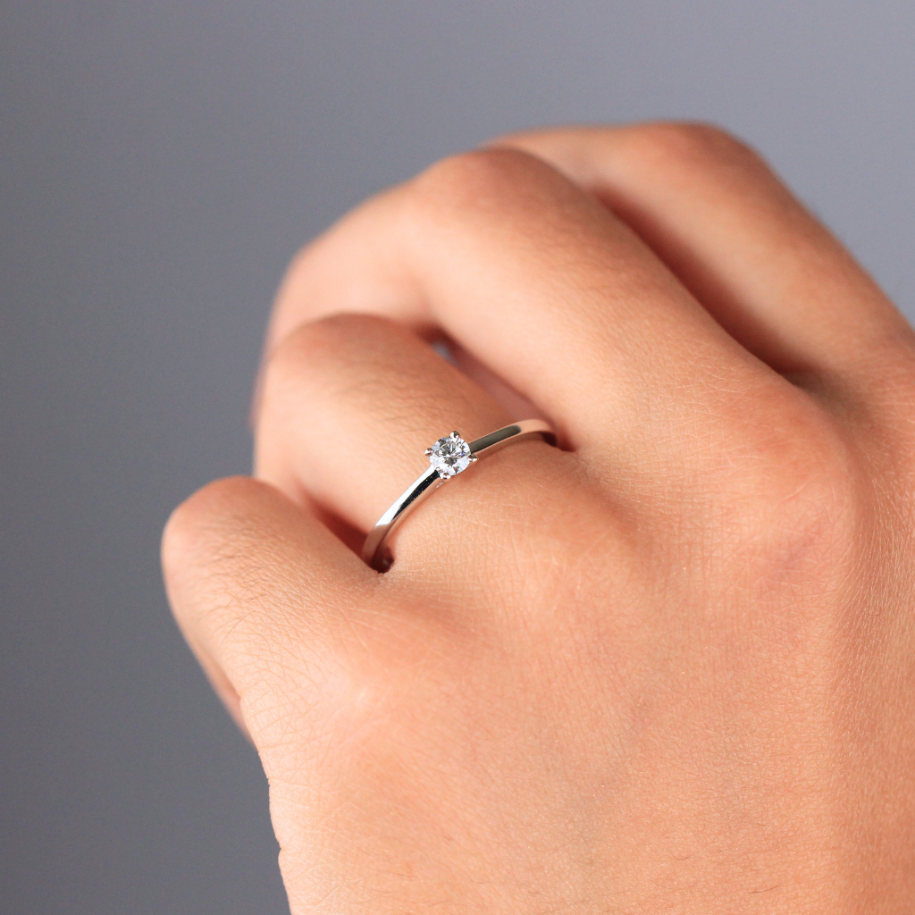 oro blanco con diamante 