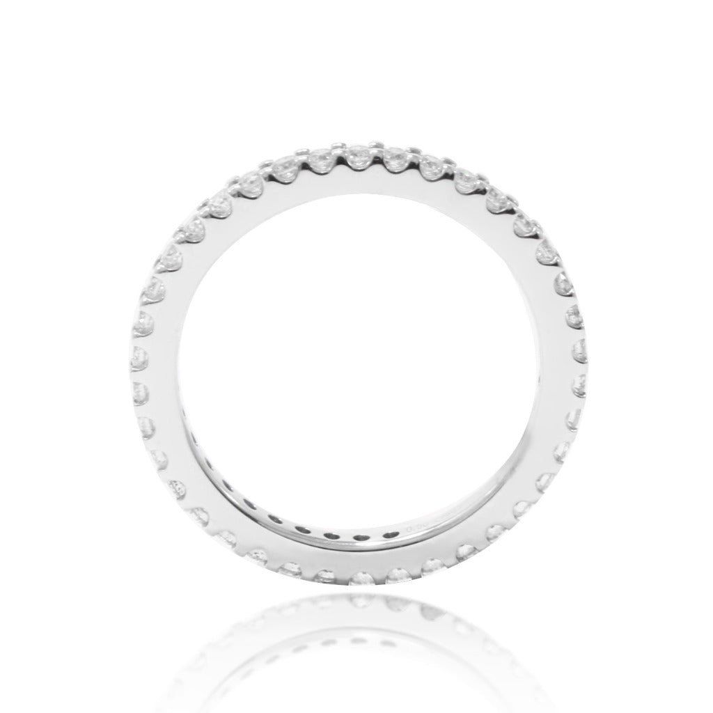 Anillo infinity realizado en oro blanco. Joyería Pamplona.