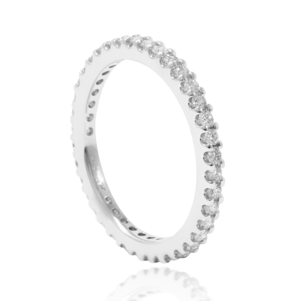 Anillo infinity realizado en oro blanco. Joyería Pamplona.