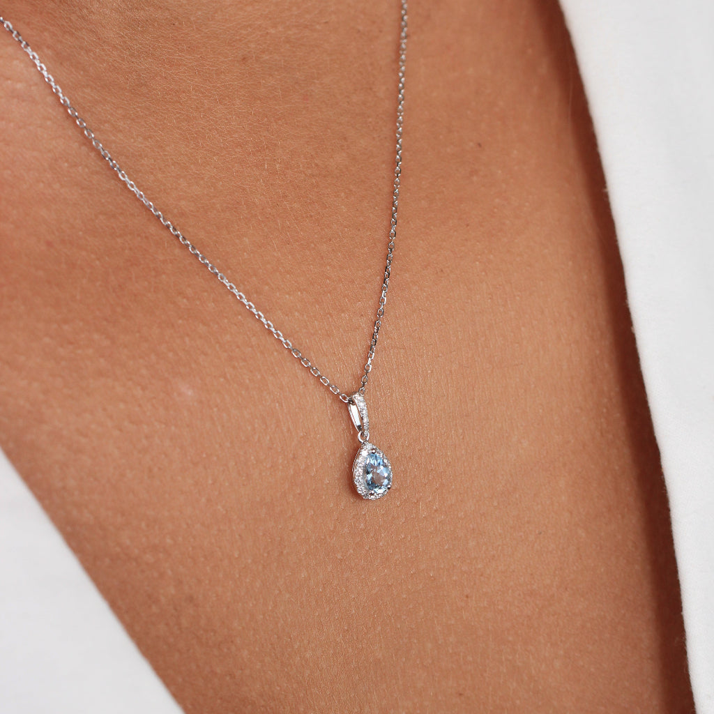 Collar realizado en oro blanco de 18 quilates con una aguamarina central y una orla de diamantes. Joyería Pamplona