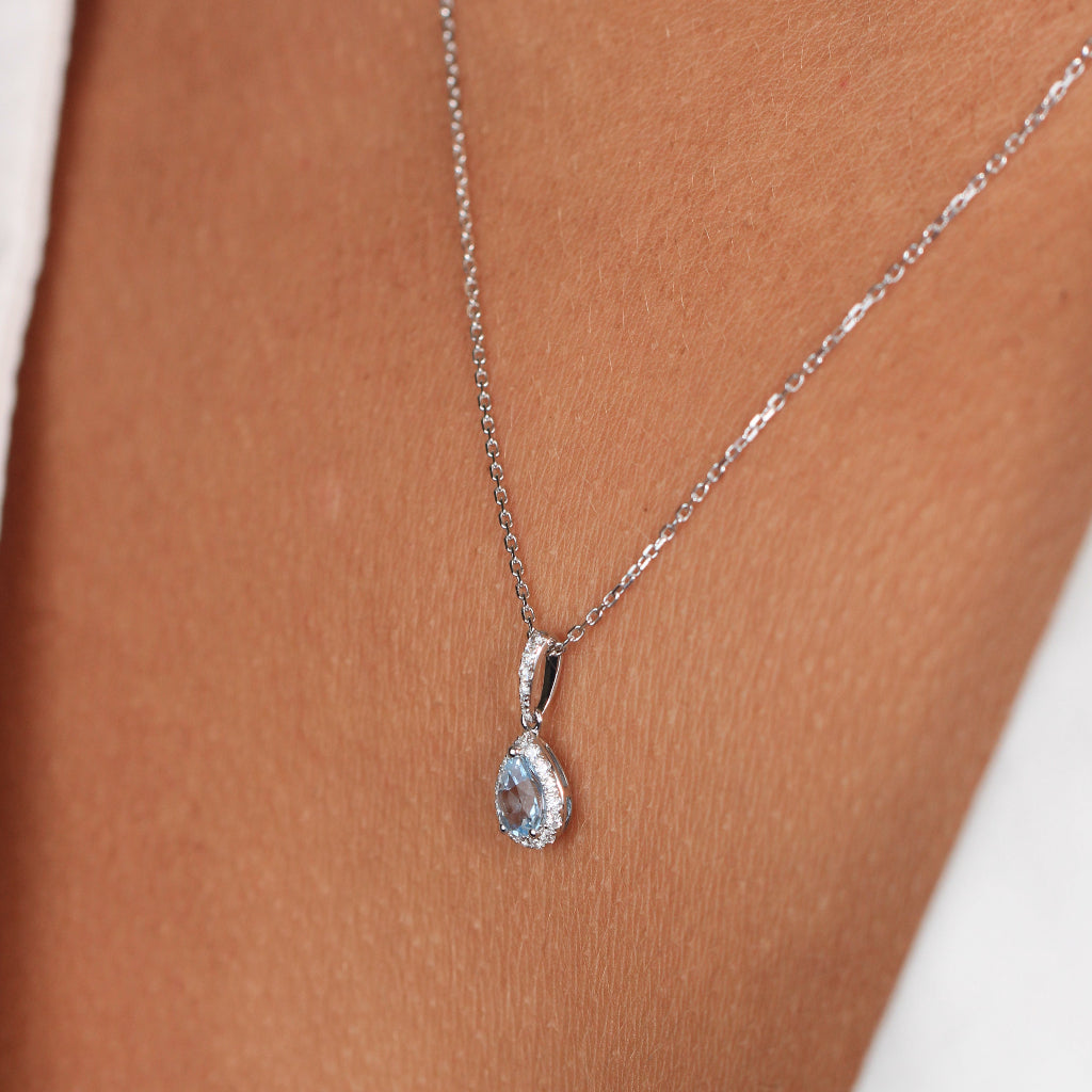 Collar realizado en oro blanco de 18 quilates con una aguamarina central y una orla de diamantes. Joyería Pamplona