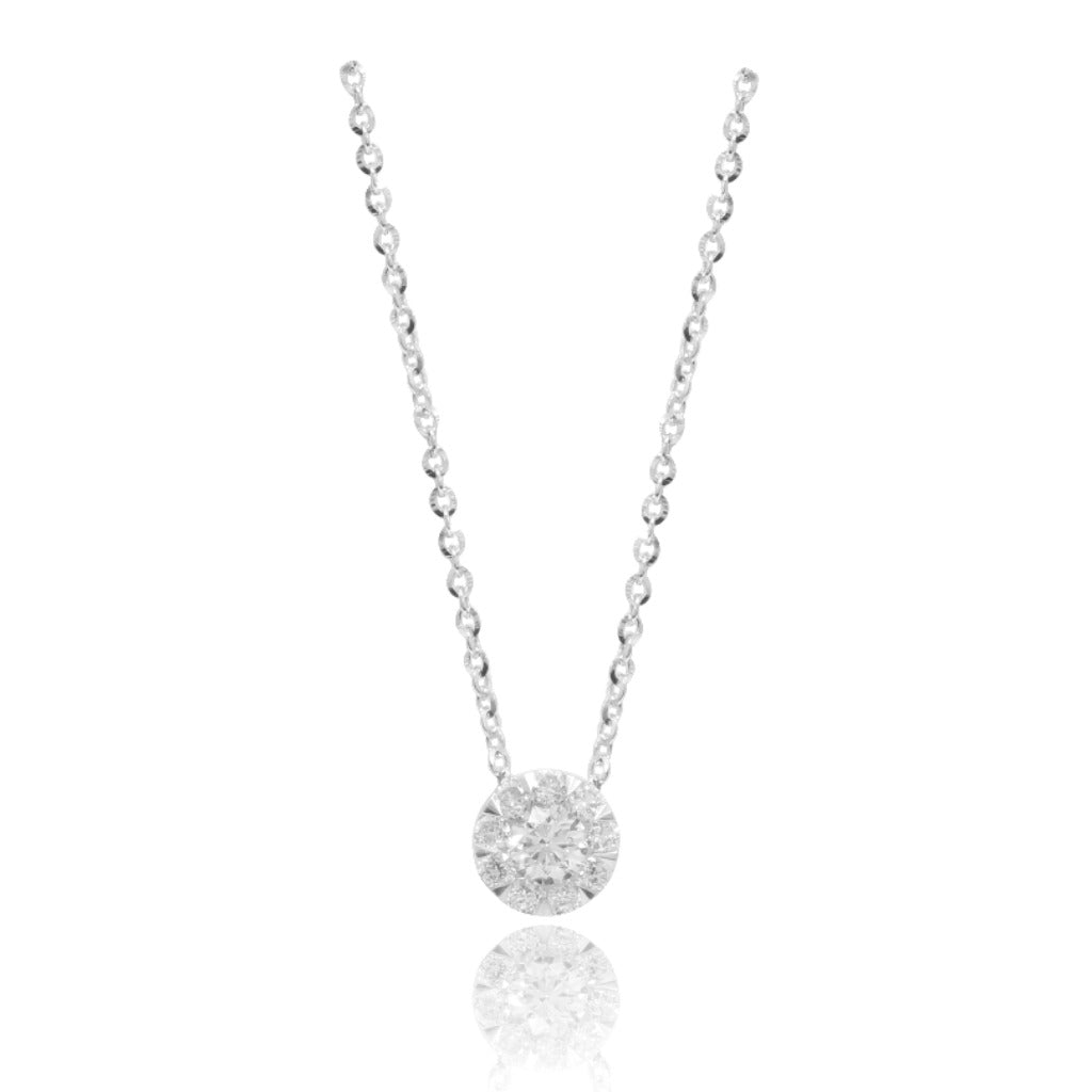 Collar realizado en oro blanco de 18 quilates con un colgante de diamantes. Joyería Pamplona.