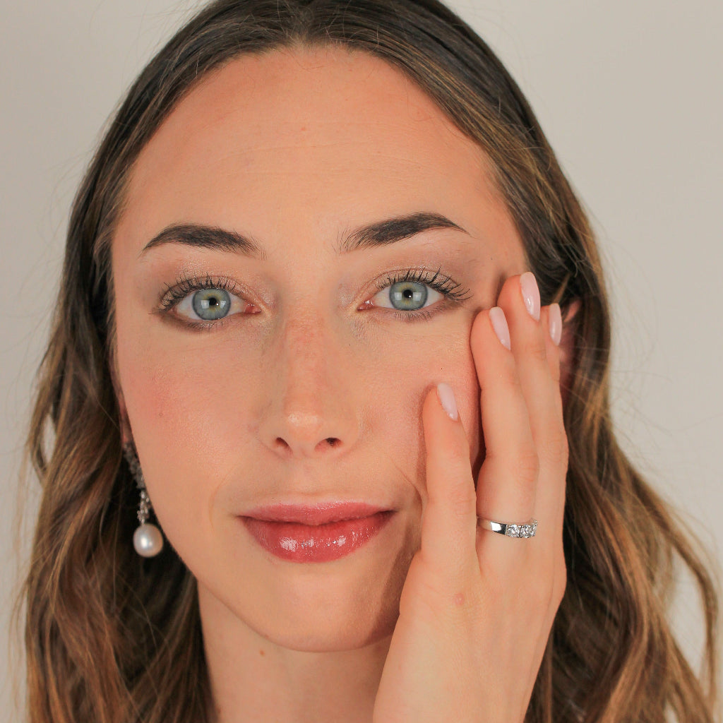 Modelo con anillo carril de plata con circonitas