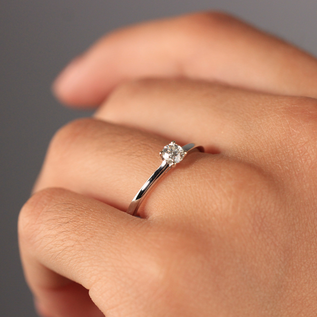 oro blanco con diamante 