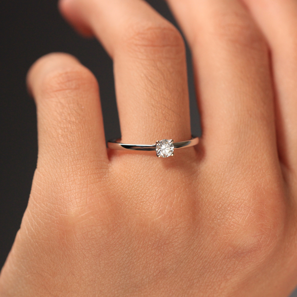 oro blanco con diamante 