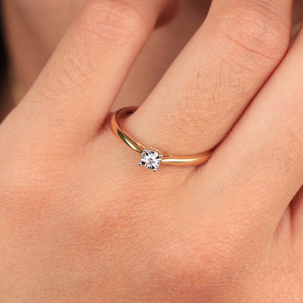 oro amarillo con diamante 