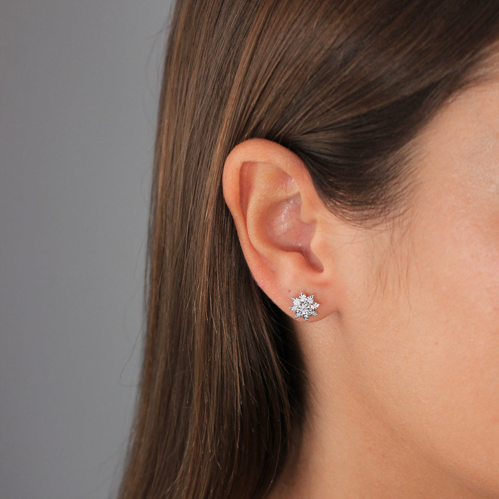 Pendientes de oro blanco de 18k con diamantes en forma de roseta