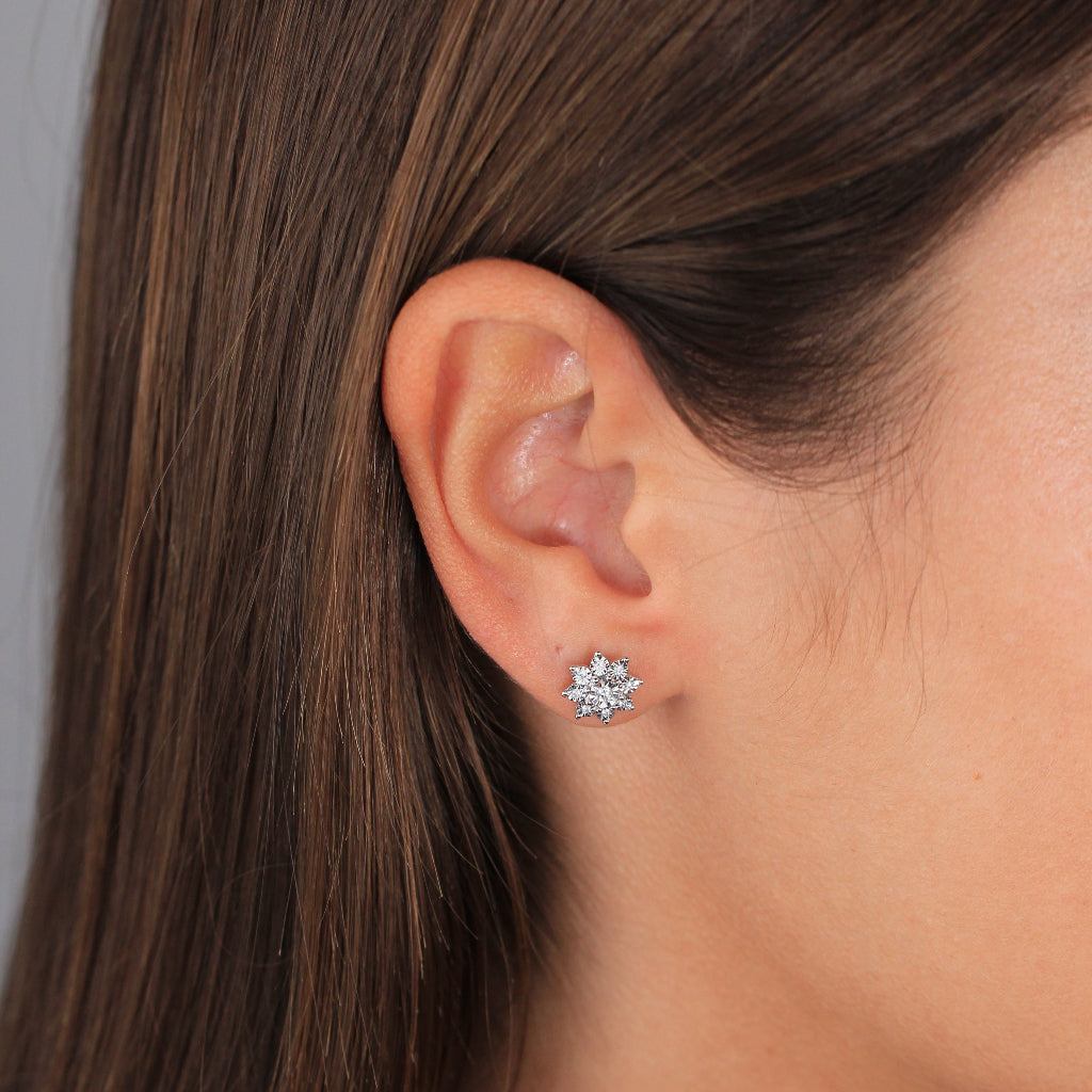 Pendientes de oro blanco de 18k con diamantes en forma de roseta