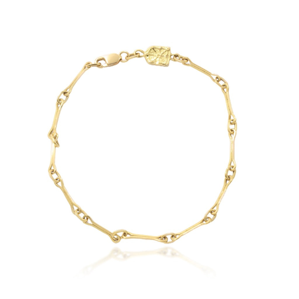 Pulsera de navarra realizada en oro amarillo de 18 quilates con la cadena y el escudo de Navarra. Joyería Pamplona