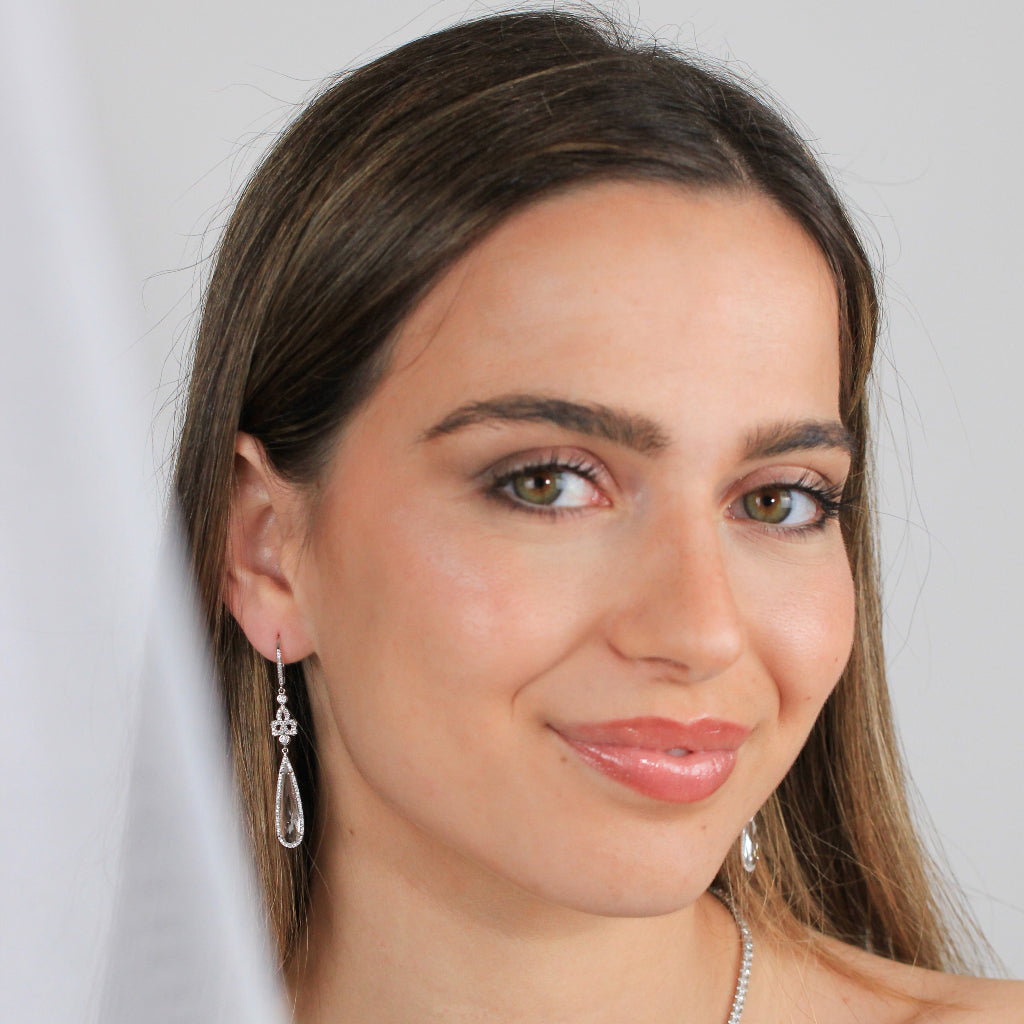 Pendientes largos para novia realizados en oro blanco de 18k con diamantes y topacios