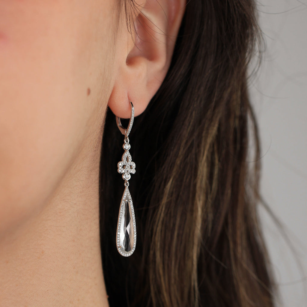 Pendientes de oro blanco, diamantes y topacio facetado