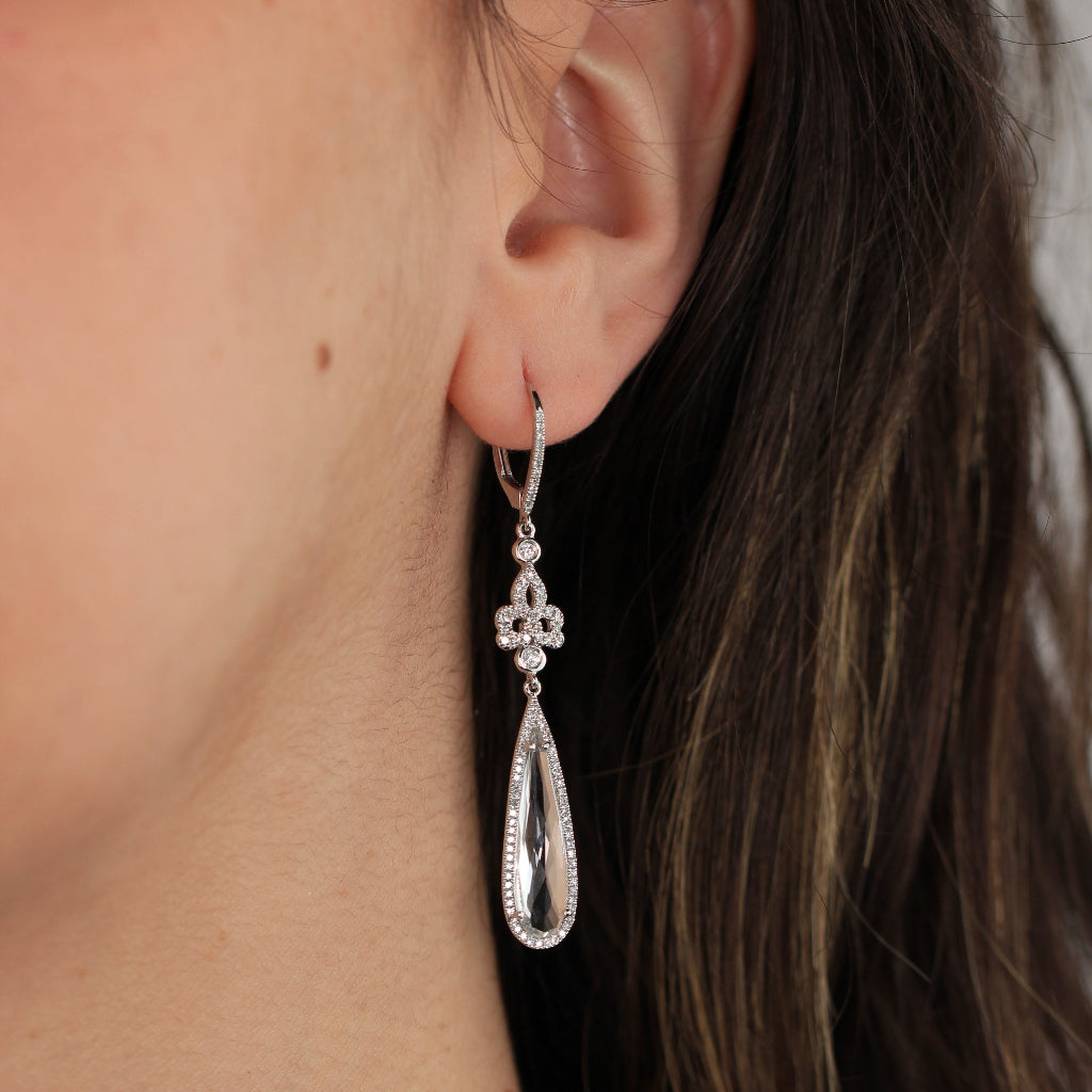 pendientes largos de novia realizados en oro blanco de 18k con diamantes y topacios blancos