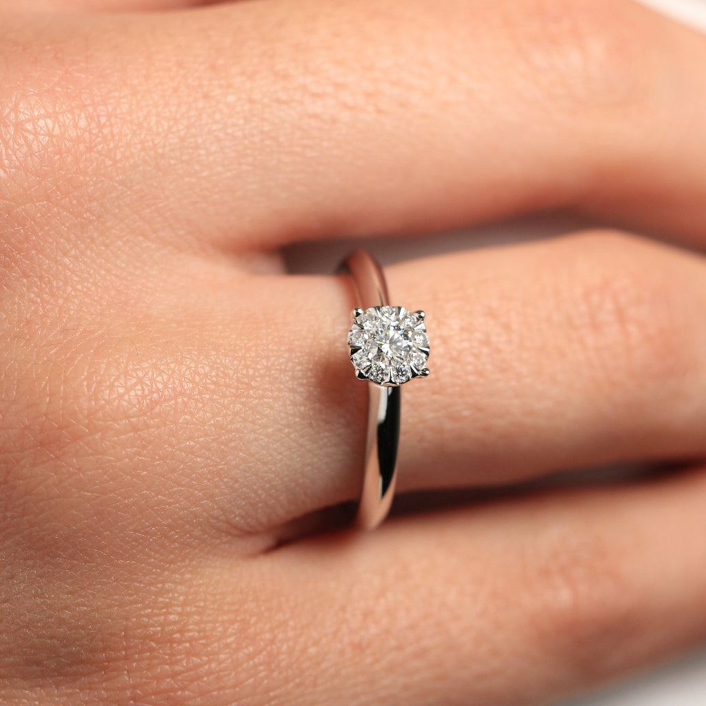 Sortija de oro blanco de 18k con diamantes. Joyería Pamplona