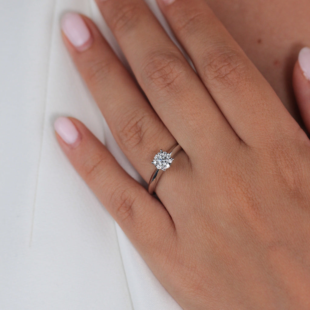 Sortija de oro blanco de 18k con diamantes. Joyería Pamplona