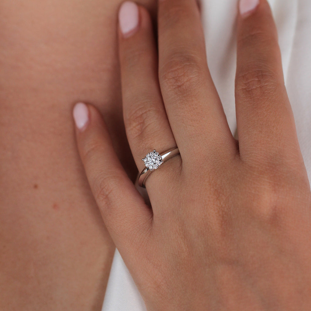 Sortija de oro blanco de 18k con diamantes. Joyería Pamplona