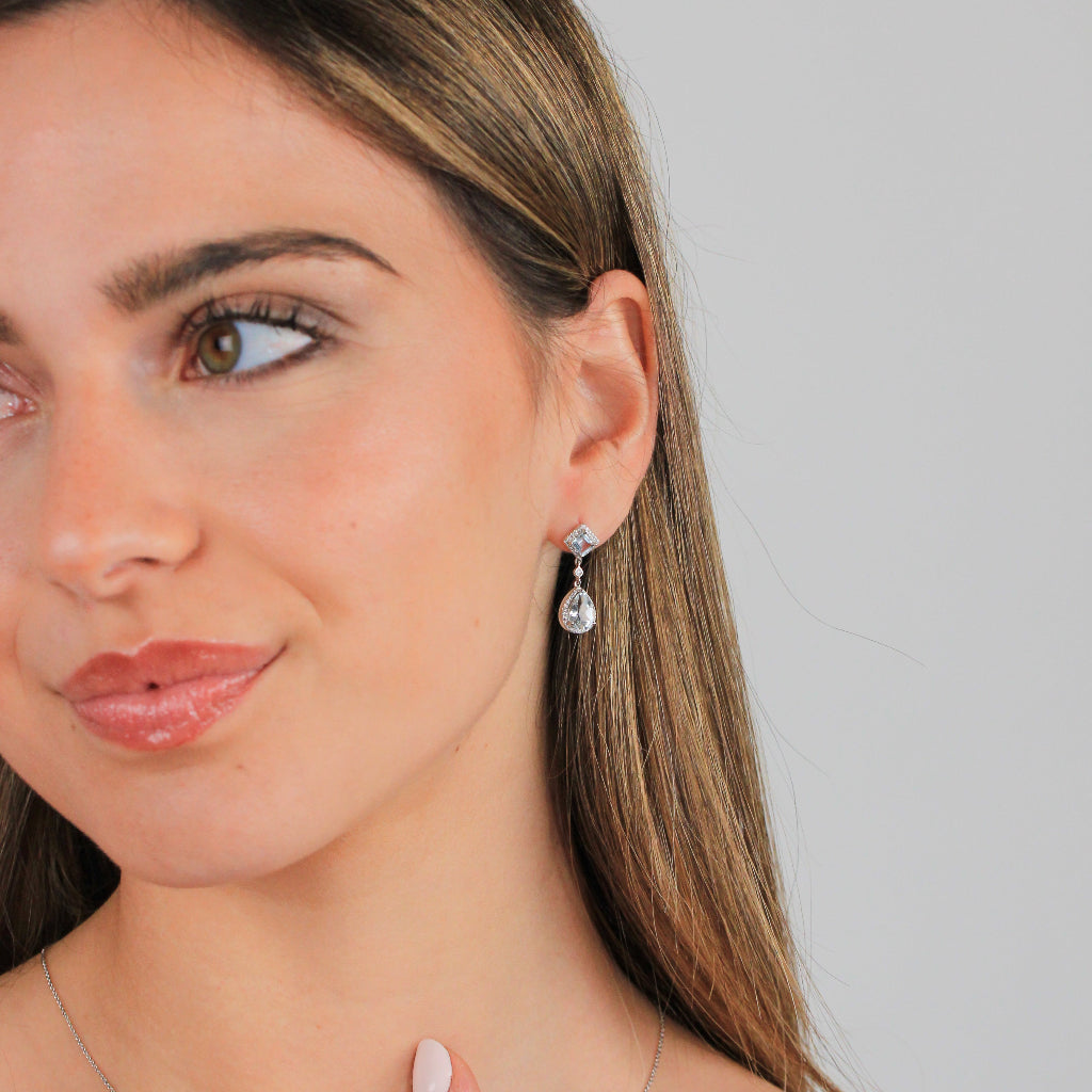 Pendientes realizados en oro de 18 quilates con diamantes y aguamarina. Joyería Pamplona