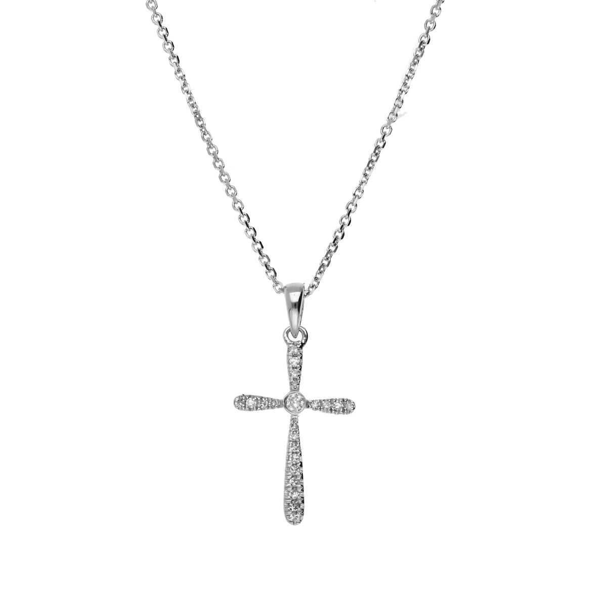 Colgante realizado en oro blanco de 18 quilates en forma de cruz cuajada de diamantes talla brillante. Joyería Pamplona.