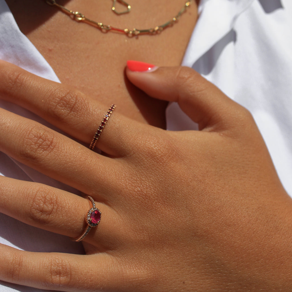 Anillo de oro rosa de 18k infinity con diamantes