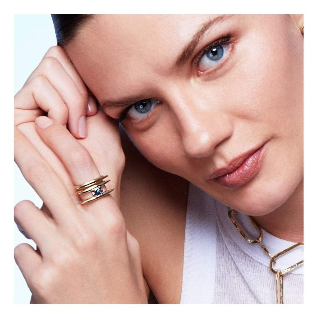 Anillo de plata de primera ley (925) chapada en oro amarillo de 18 quilates con piedra sintética color &quot;London Blue&quot;