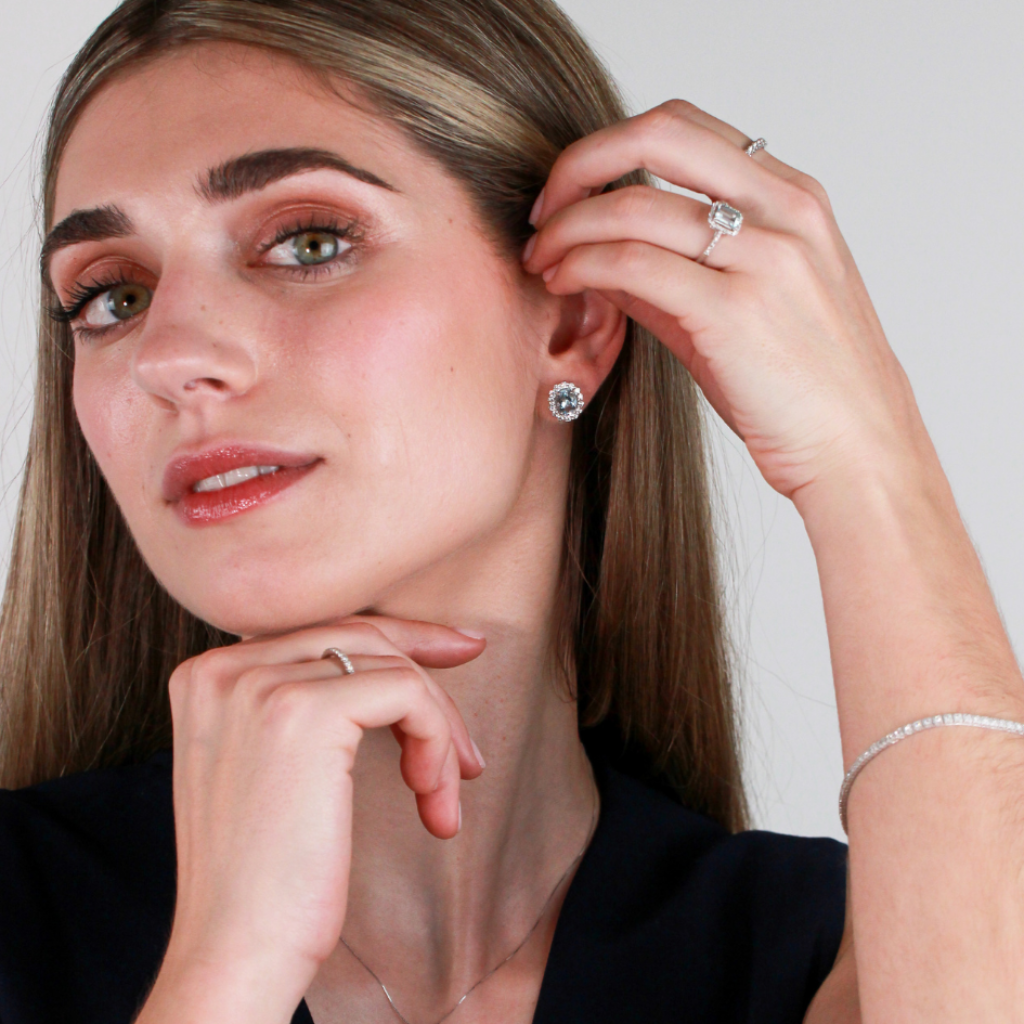 Pendientes realizados en oro blanco de 18 quilates con aguamarina y diamantes naturales talla brillante. Joyería Pamplona