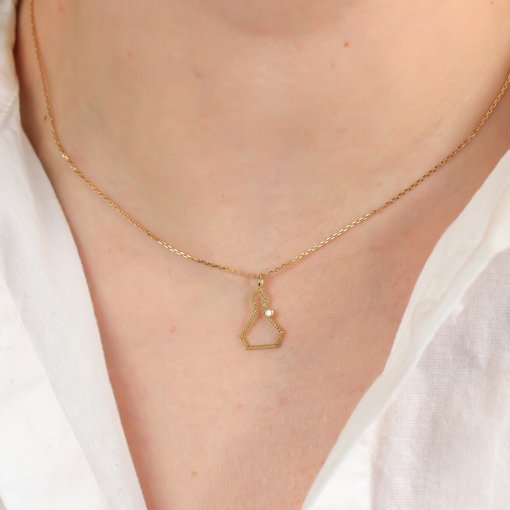 Collar realizado en oro amarillo de 18 quilates con la silueta de San Fermín en hilo trenzado y un diamante talla brillante