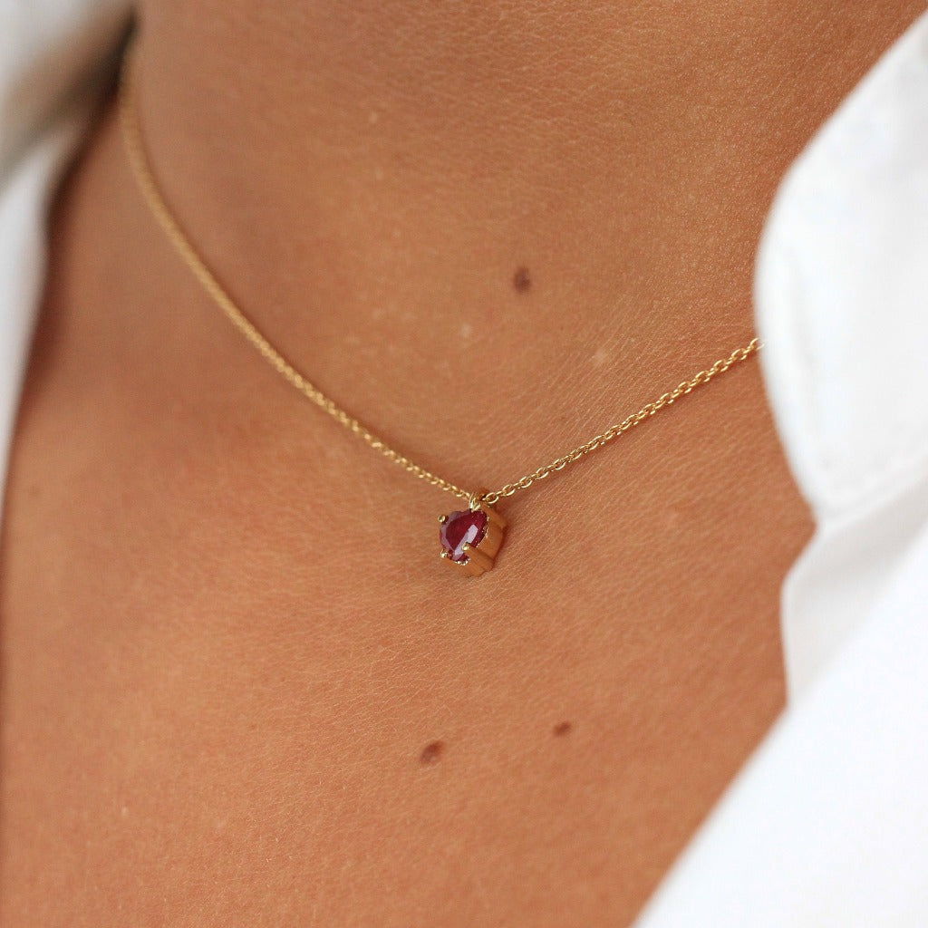 Collar de oro amarillo de 18 quilates con un colgante de rubí en forma de corazón. 