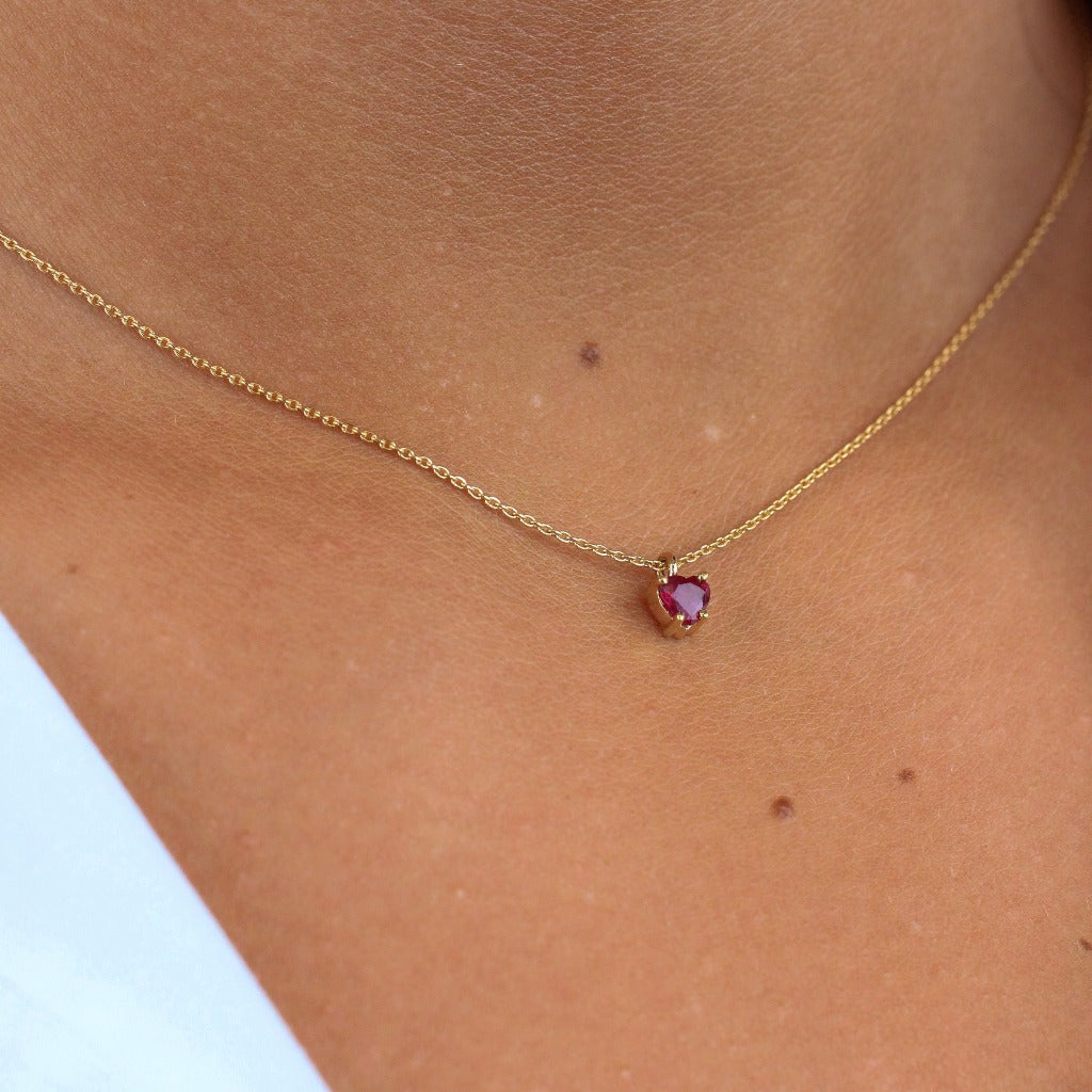Collar de oro amarillo de 18 quilates con un colgante de rubí en forma de corazón. 