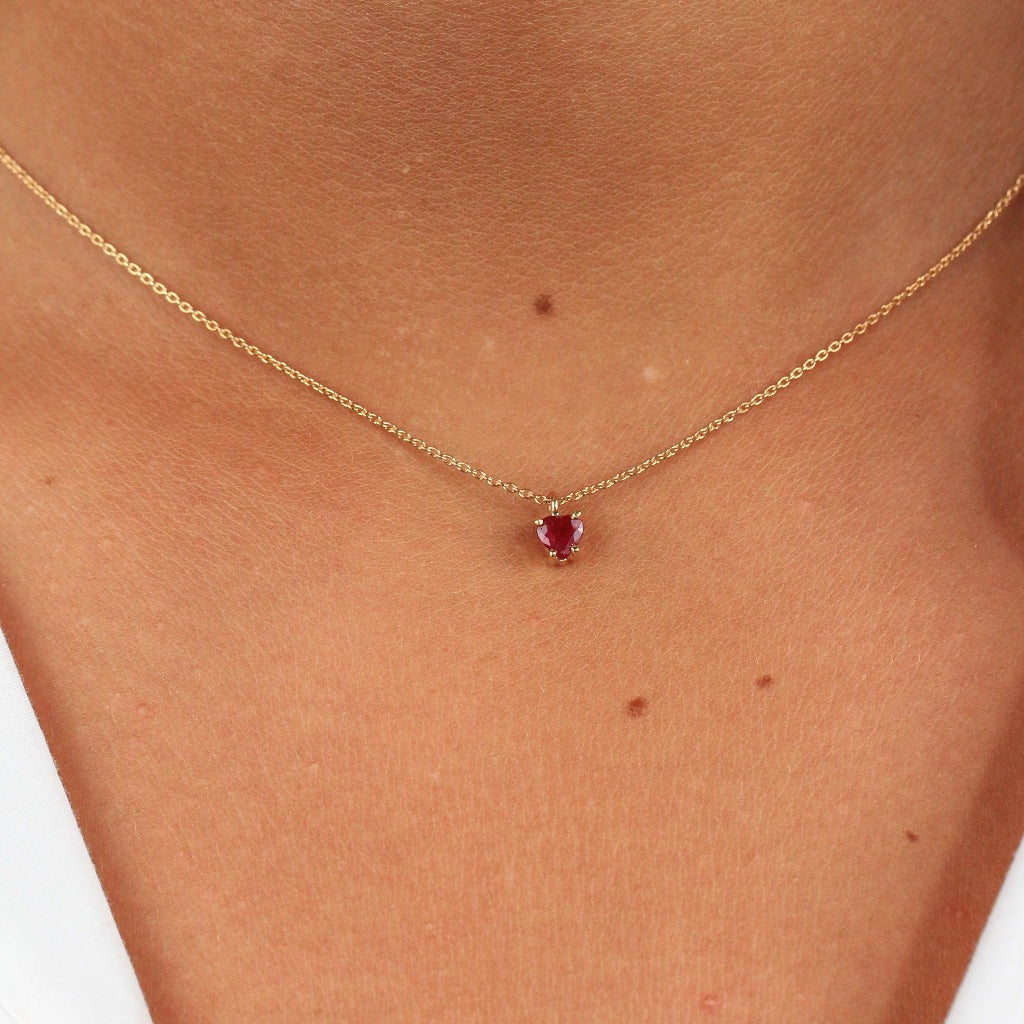 Collar de oro amarillo de 18 quilates con un colgante de rubí en forma de corazón. 