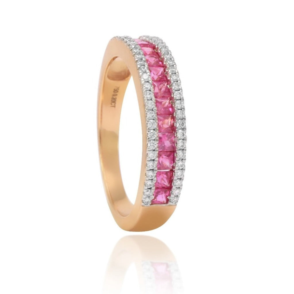 Sortija de oro rosa de 18 quilates con medio carril de zafiros rosa y 50 diamantes con un peso total de 0,20cts. joyeria pamplona