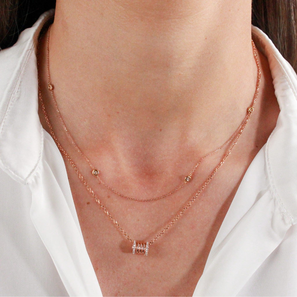 Collar oro rosa de 18 quilates con un motivo principal de un cilindro en espiral con bordes con diamantes naturales de 45cm largo.