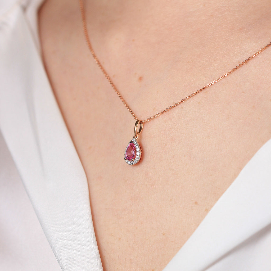 Collar realizado en oro rosa de 18 quilates con un colgante en forma de lágrima con 21 diamantes talla brillante y un zafiro rosa central talla pera