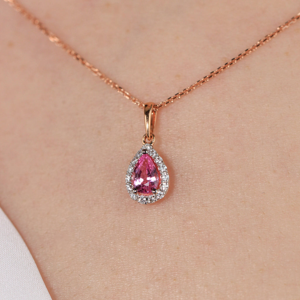 Collar realizado en oro rosa de 18 quilates con un colgante en forma de lágrima con 21 diamantes talla brillante y un zafiro rosa central talla pera