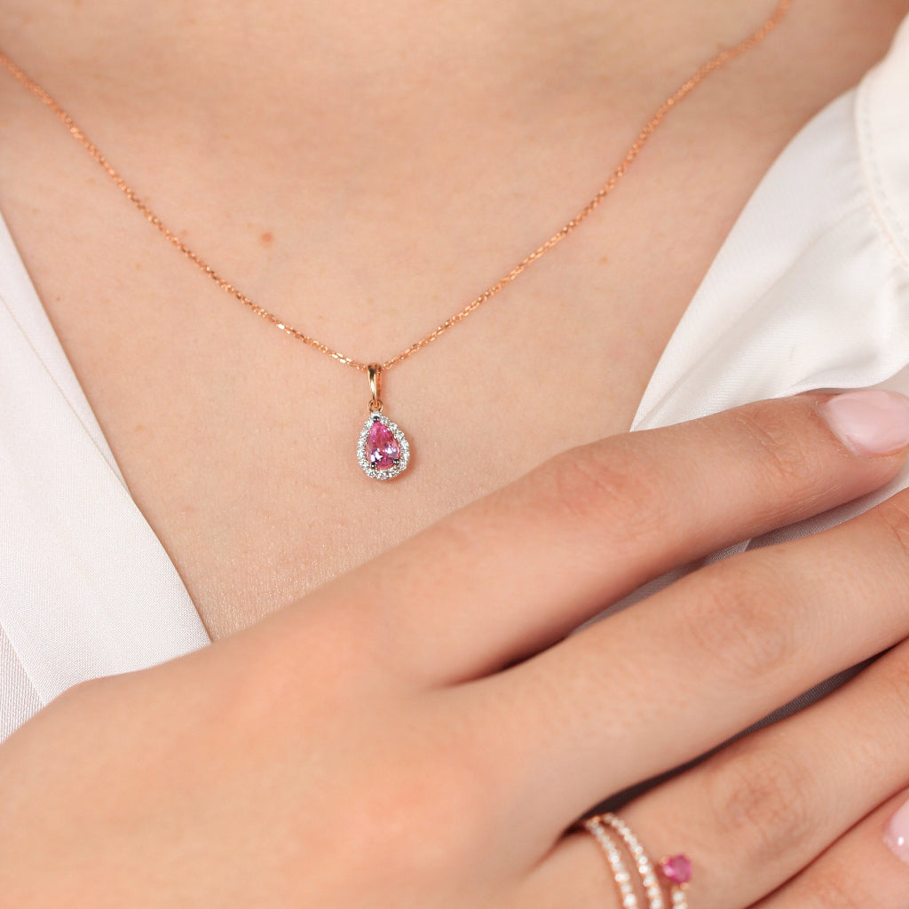 Collar realizado en oro rosa de 18 quilates con un colgante en forma de lágrima con 21 diamantes talla brillante y un zafiro rosa central talla pera
