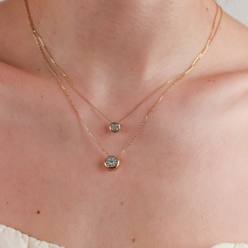 Collar realizado en oro amarillo de 18 quilates con un colgante con 10 diamantes talla brillante engarzados en chatón