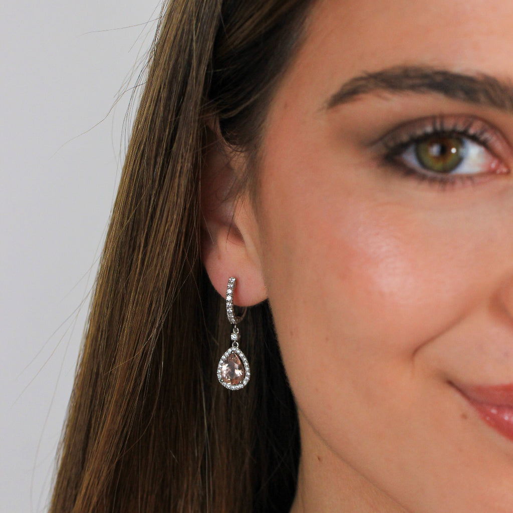 Pendientes colgantes de oro blanco de 18k con diamantes y morganita