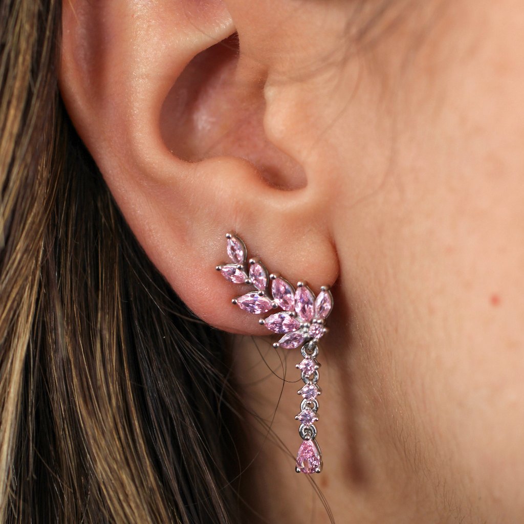 Pendientes trepadores realizados en plata de primera ley con circonitas rosas en forma de hojas y una caída de circonitas con acabado en gota