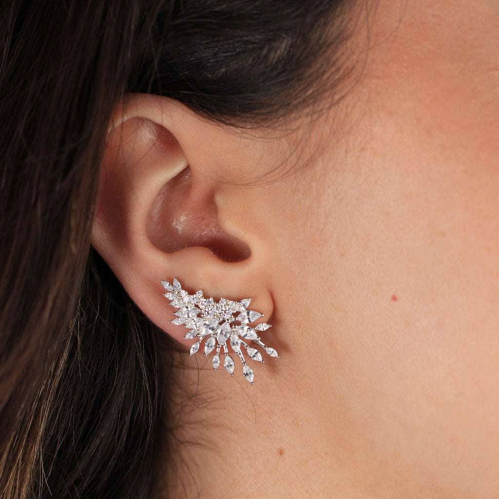 Pendientes trepadores realizados en plata de primer ley y circonitas