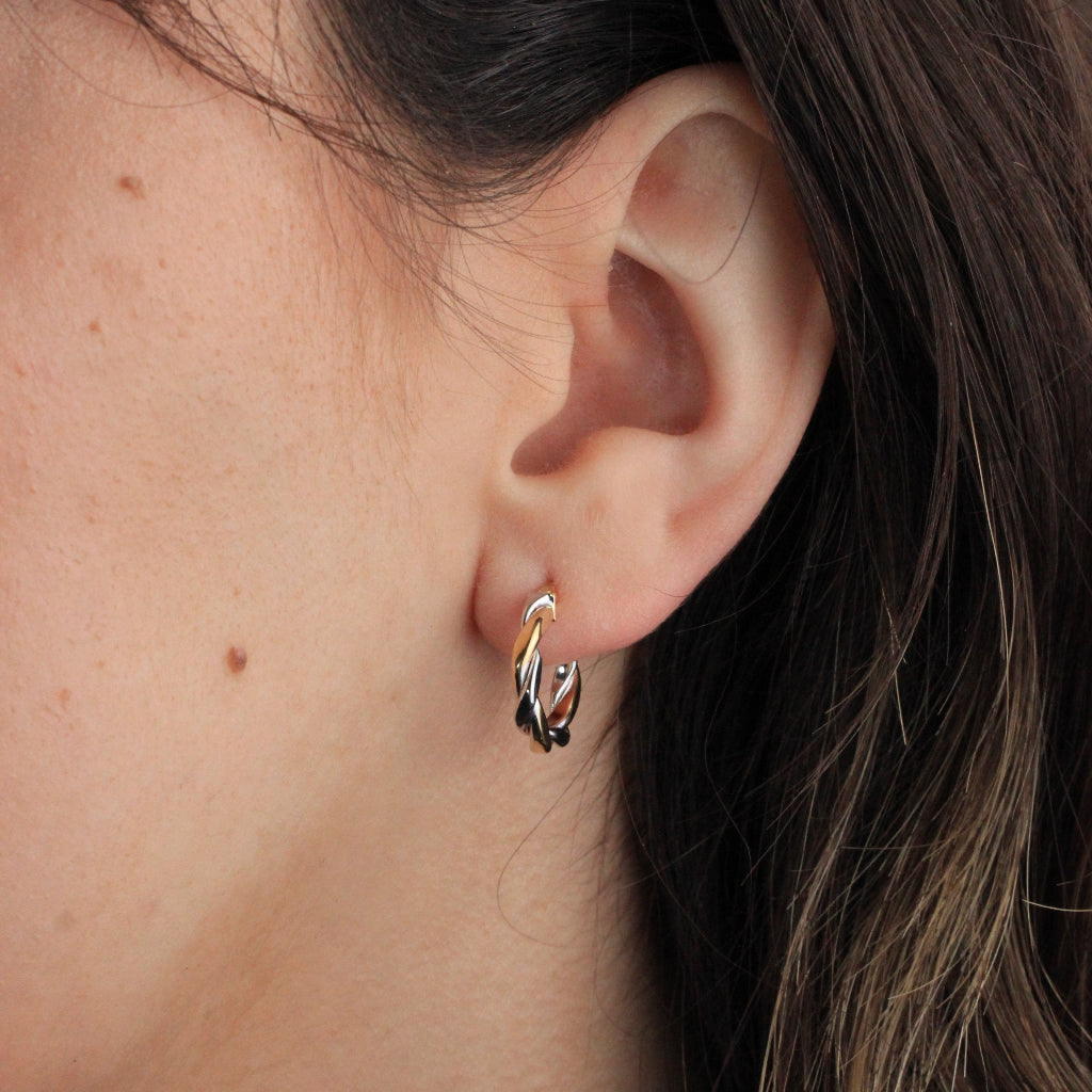Pendientes de aro en oro blanco y amarillo de 18 quilates. El aro de doble tubo trenzado.