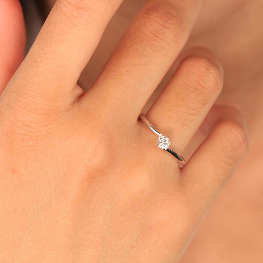 Sortija solitario en oro blanco de 18 quilates con un diamante en garras. Joyería Pamplona.
