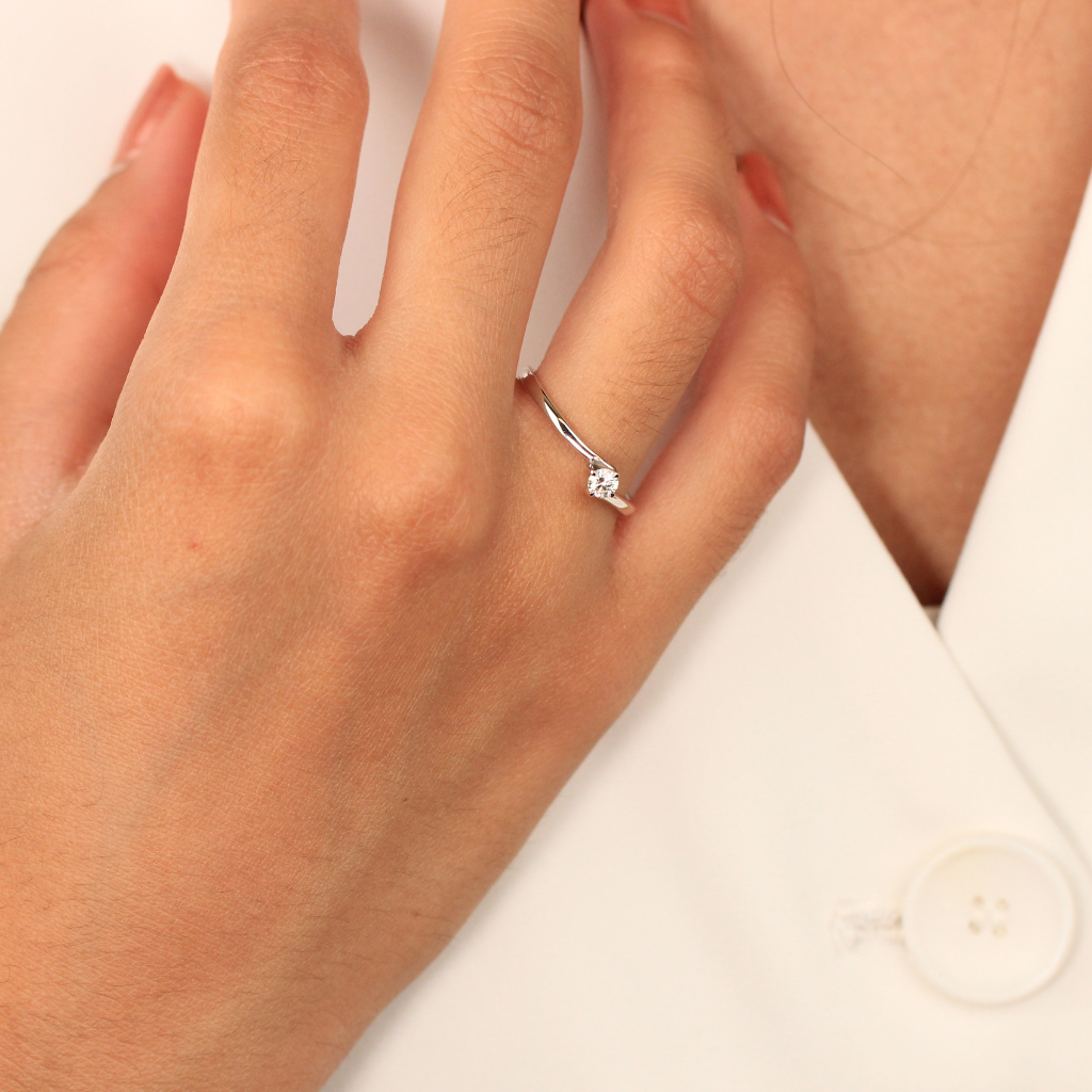 Sortija solitario realizada en oro blanco de 18 quilates con un diamante de 0,15cts en garras.