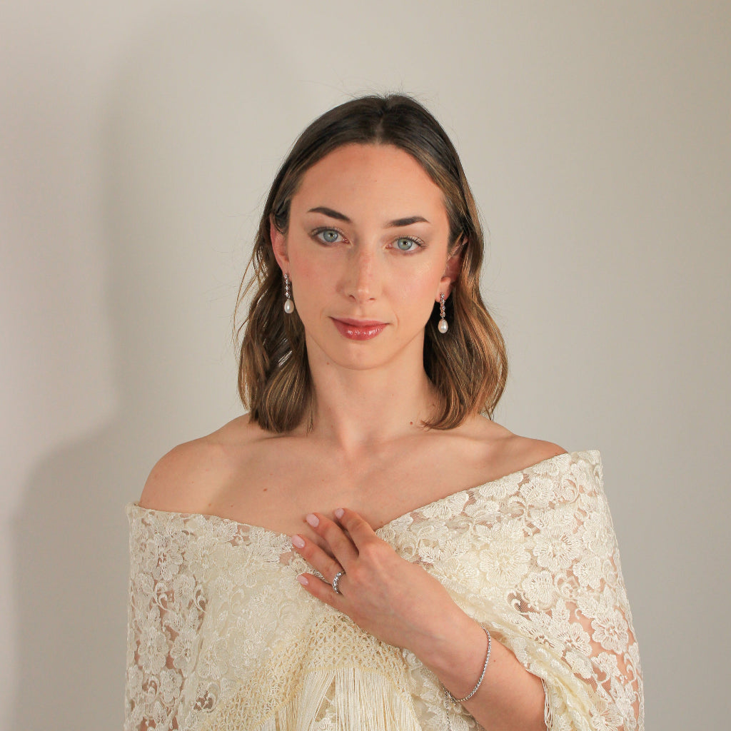 Modelo con pendientes de plata y joyas de plata de primera ley