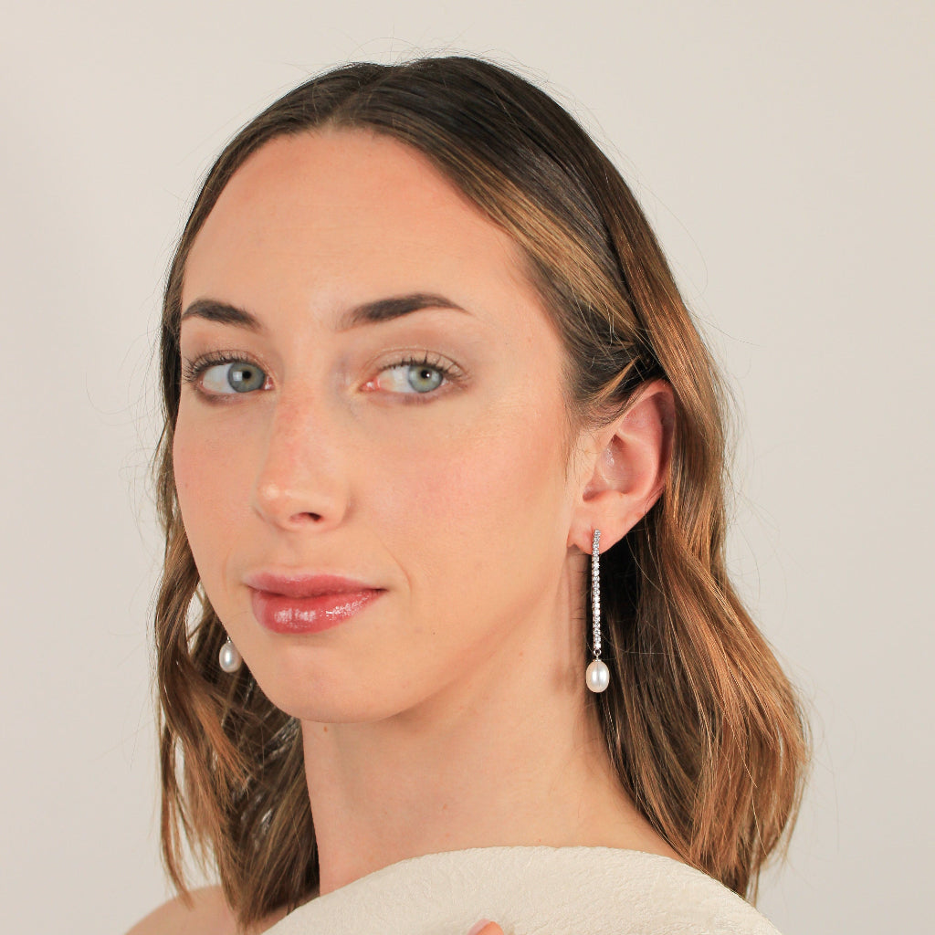 Pendientes largos de plata de primera ley con circonitas y perla