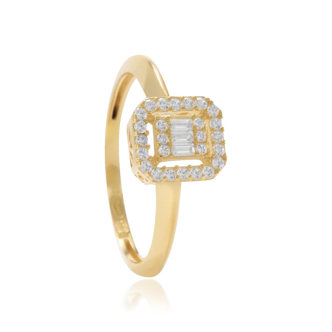 Sortija en oro amarillo de 18 quilates en forma rectangular con circonitas